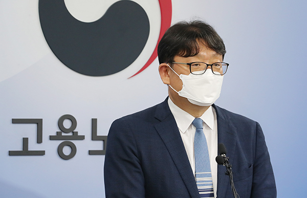 권기섭 고용노동부 노동정책실장이 16일 오전 세종시 정부세종청사에서 주52시간제 현장 안착과 관련해 브리핑하고 있다.