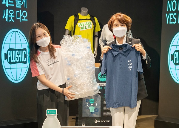 한정애 환경부장관이 5월 26일 오후, 2021 P4G 서울 녹색미래정상회의 녹색미래주간 행사의 일환으로 개최된 ‘투명페트병 가져오면 티셔츠 드려요’ 행사(블랙야크 매장, 양재점)에 참석하여, 투명페트병 15개를 재활용 의류와 교환하고 있다.(사진=환경부)