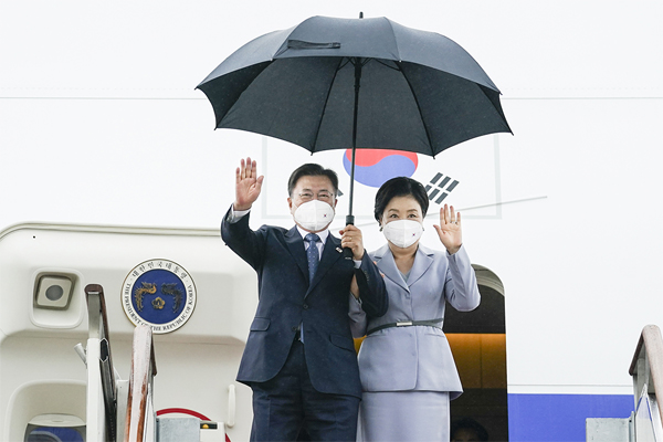 영국 G7 정상회의와 오스트리아, 스페인 국빈 방문을 마친 문재인 대통령과 김정숙 여사가 18일 서울공항에 도착해 손을 흔들며 인사하고 있다. (사진=청와대)