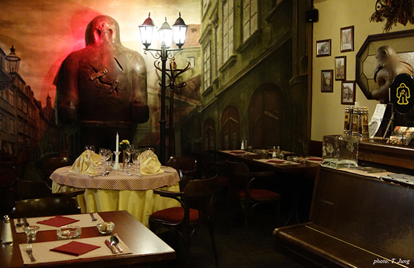 골렘의 형상으로 장식된 유대인 지역의 한 레스토랑.