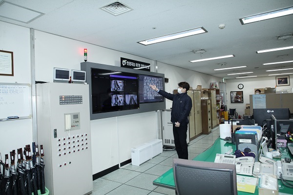 대전시청역 역무원이 AI기술이 적용된 ‘인공지능 스테이션 안전시스템’을 설명해주고 있다.