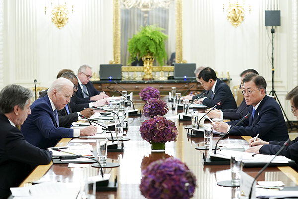 지난 5월 21일 오후(현지시간) 미국을 방문 중인 문재인 대통령이 조 바이든 미국 대통령이 참석한 가운데 백악관 국빈 만찬장에서 열린 확대회담에서 발언하고 있다.