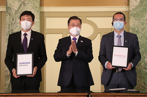 지난 5월 22일 오전(현지시간) 워싱턴 한 호텔에서 열린 ‘한미 백신 기업 파트너십 행사’에서 문재인 대통령이 참석한 가운데 존 림 삼성바이오로직스 대표(왼쪽)와 스테판 반셀 모더나 CEO가 백신 위탁 생산 계약 MOU를 체결했다.