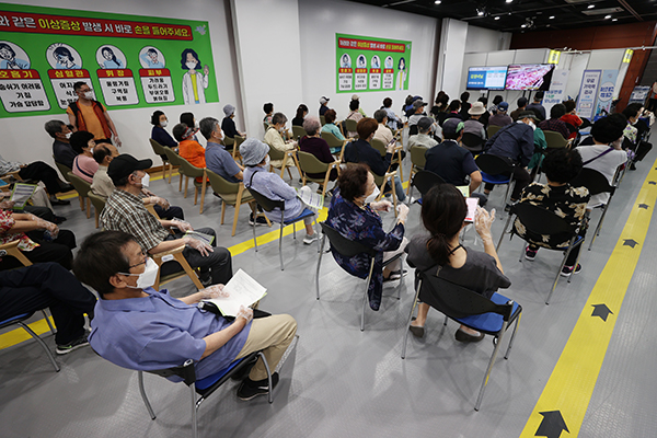 서울 영등포구 영등포아트홀에 마련된 코로나19 예방접종센터에 백신 접종을 마친 시민들이 이상 반응 확인 및 예방접종증명서를 받기 위해 대기하고 있다.