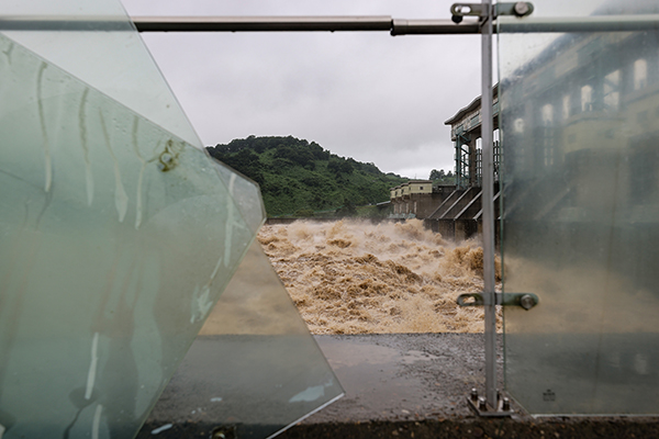 지난해 8월 풍수해로 경기도 연천군 군남홍수조절지 두루미테마파크에 설치된 유리 가림막이 파손돼있다.