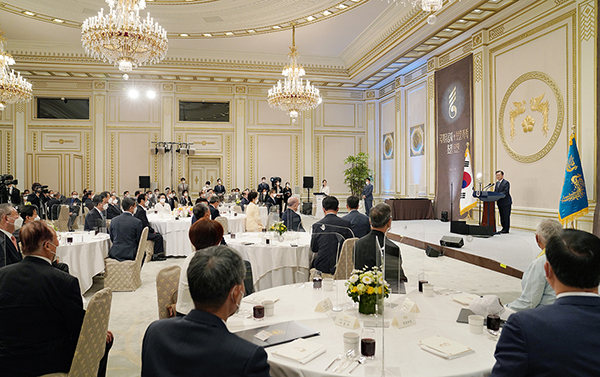 문재인 대통령이 24일 청와대에서 열린 국가유공자 및 보훈가족 초청 오찬 행사에서 인사말을 하고 있다. (사진=청와대)