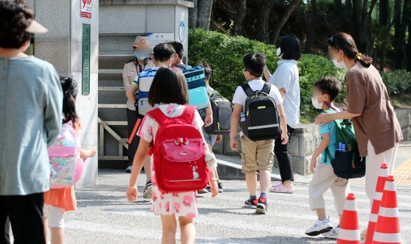 '2학기 전면 등교를 위한 단계적 이행방안'이 발표된 다음날인 21일 오전 서울 노원구 태랑초등학교에서 학생들이 등교를 하고 있다. 신종 코로나바이러스 감염증(코로나19) 대응을 위한 사회적 거리두기 개편에 따라 2학기부터 전국 주간 하루 평균 확진자가 1천명 미만인 거리두기 2단계까지 각급 학교 학생들은 매일 학교에 간다.(사진=저작권자(c) 뉴스1, 무단 전재-재배포 금지)