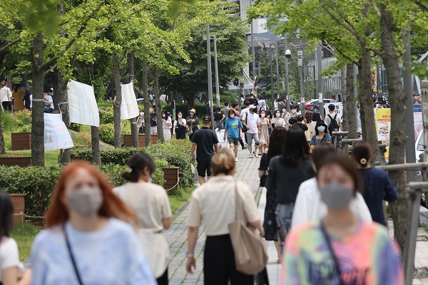 내달 1일부터 새로운 ‘사회적 거리두기’가 시행되는 가운데 수도권은 2단계, 비수도권은1단계가 적용된다. 사진은 서울 마포구 경의선숲길 인근 모습. (사진=저작권자(c) 연합뉴스, 무단 전재-재배포 금지)