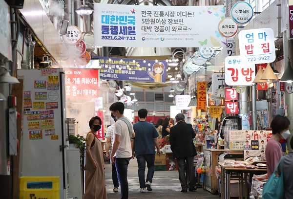 정부가 코로나19로 침체했던 소비심리를 되살리기 위해 문화·공연·체육 등 대면 업종 6대 소비쿠폰과 바우처를 추가 발행하고 카드사용액 증가분만큼 캐시백으로 환급해주는 ‘상생소비지원금’도 신설한다. 사진은 서울 종로구 통인시장. <사진=저작권자(c) 연합뉴스, 무단 전재-재배포 금지>