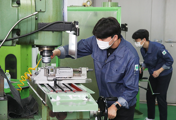 경기도 수원시 삼일공업고등학교에서 기계과 학생들이 국가기술자격 실기시험을 앞두고 실습수업을 하고 있다. (사진=저작권자(c) 연합뉴스, 무단 전재-재배포 금지)