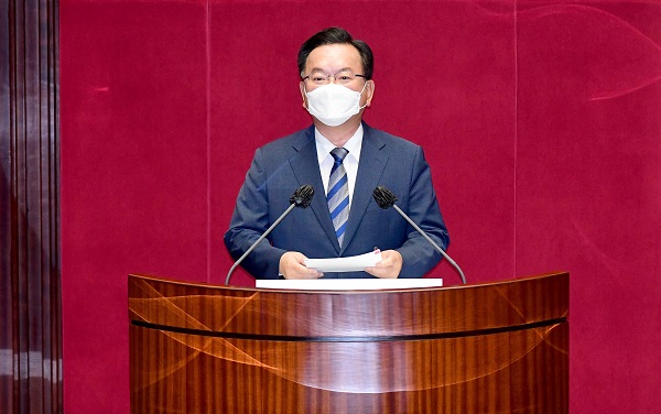 김부겸 국무총리가 8일 서울 여의도 국회에서 열린 본회의에서 2차 추경안 관련 시정연설을 하고 있다.(사진=저작권자(c) 연합뉴스, 무단 전재-재배포 금지)