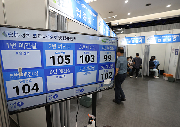 8일 오전 서울 성북구 예방접종센터에서 시민들이 백신 접종을 받고 있다. 이날 0시 기준 국내 누적 1차 접종자는 총 1547만 6019명으로, 전체 인구의 30.1%에 해당한다. (사진=저작권자(c) 연합뉴스, 무단 전재-재배포 금지)