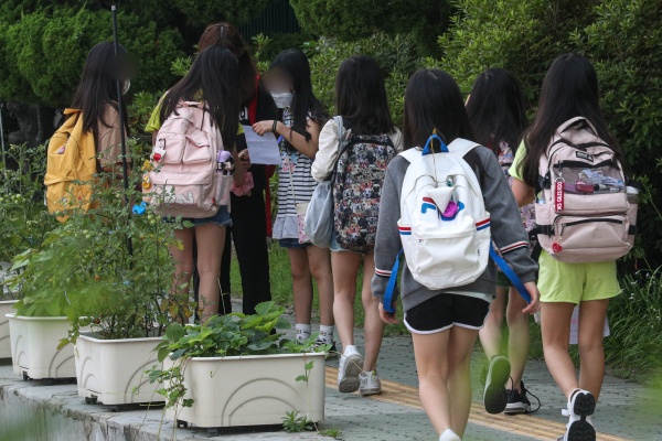 7일 오전 서울 시내의 한 초등학교에서 학생들이 등교를 하고 있다.