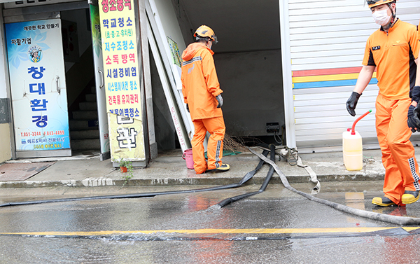 지난 5일 집중호우로 침수 피해를 본 전북 익산시 창인동 일대 상가들이 8일 새벽 내린 비로 또 다시 물에 잠긴 가운데 소방대원들이 지하 상가의 물을 빼내고 있다. (사진=저작권자(c) 연합뉴스, 무단 전재-재배포 금지)