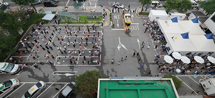 9일 오전 서울 강남구 보건소 선별진료소를 찾은 시민들이 코로나19 검사를 위해 차례를 기다리고 있다. 중앙방역대책본부는 이날 0시 기준으로 신규 확진자가 1316명 늘어 코로나 사태 이후 가장 많은 수를 기록했다고 밝혔다. 오는 12일부터 수도권은 2주간 거리두기를 4단계로 격상한다. (사진=저작권자(c) 연합뉴스, 무단 전재-재배포 금지)