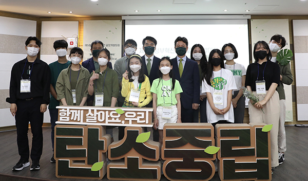 6월 17일 ‘함께 살아요, 우리’를 주제로 열린 제5회 정부혁신제안 끝장개발대회의 수상자들.(사진=행정안전부)