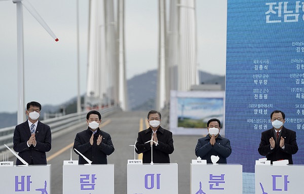 문재인 대통령이 지난 2월 5일 오후 전남 신안군 임자2대교에서 김영록 전라남도지사 등 참석자들과 ‘세계 최대 해상풍력단지 48조 투자협약식’을 마치고 박수치고 있다.(사진=청와대)