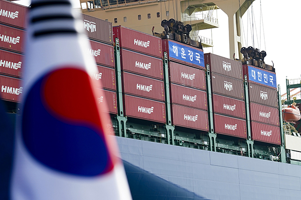 지난달 29일 부산신항 다목적부두에서 열린 해운산업 리더국가 실현전략 선포 및 1만 6000TEU급 한울호 출항식에서 컨테이너가 한울호에 선적되고 있다.(사진=청와대)