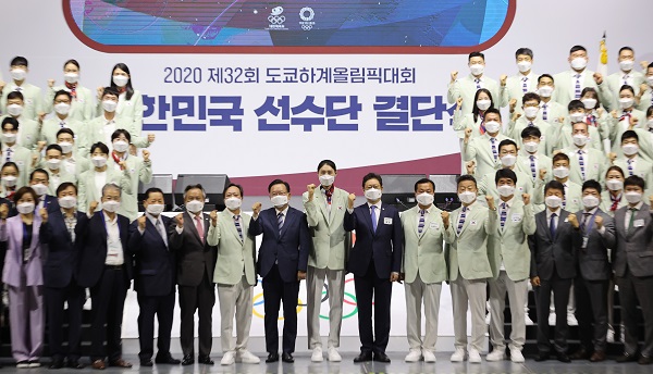 8일 오후 서울 송파구 올림픽홀에서 열린 2020 도쿄올림픽 대한민국 선수단 결단식에서 김부겸 국무총리와 이기흥 대한체육회장 등 참가선수들이 기념촬영을 하고 있다.(사진=저작권자(c) 연합뉴스, 무단 전재-재배포 금지)