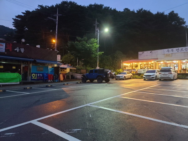 저녁 8시가 넘으니 가게들이 일찍 문을 닫은 모습이 보인다.