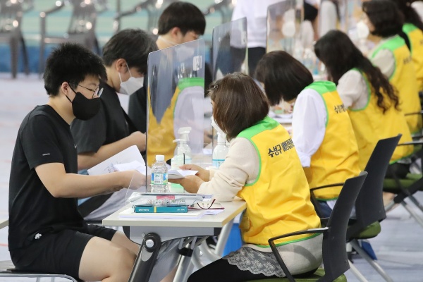 수능을 앞둔 고등학교 3학년과 교직원 등에 대한 코로나19 화이자 백신 1차 접종이 시작된 19일 오전 대구육상진흥센터에 마련된 수성구 예방접종센터에서 고3 학생들이 예진을 받고 있다.