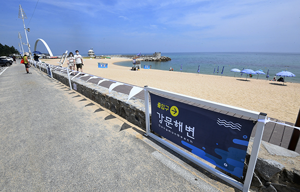 21일 강원 강릉시 강문해수욕장이 코로나19 확산에다 폭염으로 한산하다. 강릉은 지난 19일 비수도권에서 처음으로 거리두기가 4단계로 격상됐다. (사진=저작권자(c) 연합뉴스, 무단 전재-재배포 금지)