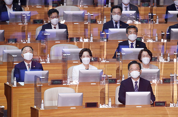 김부겸 국무총리를 비롯한 국무위원들이 24일 새벽 서울 여의도 국회에서 열린 제389회 국회(임시회) 제3차 본회의에서 2021년도 제2회 추가경정예산안 의결 상황을 지켜보고 있다. (사진=저작권자(c) 연합뉴스, 무단 전재-재배포 금지)