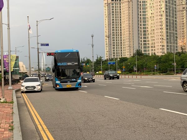 인천 송도와 서울강남 잠실까지 잇는 2층 전기버스 M버스.