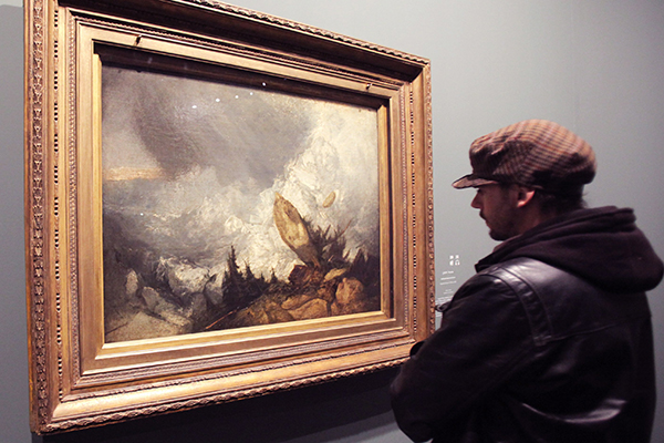 지난 2010년 프랑스 파리 그랑팔레에서 열린 영국 화가 J.M.W. 터너(1775~1851)의 전시회에서 그림을 감상하고 있는 관람객. (사진=EPA/저작권자(c) 연합뉴스, 무단 전재-재배포 금지)