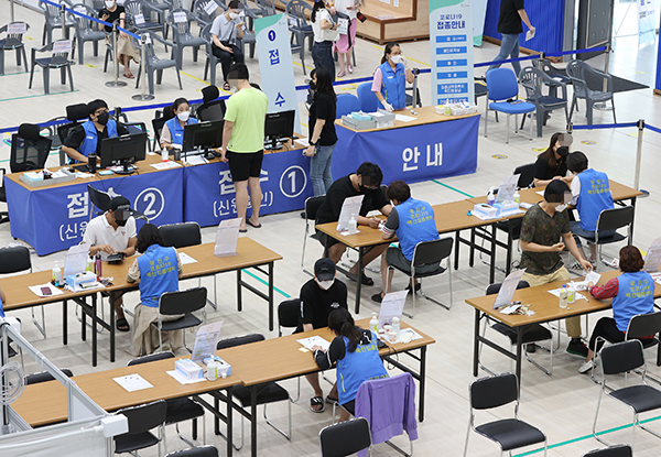 3일 오전 서울 광진구 자양체육관에 마련된 광진구예방접종센터에서 시민들이 백신 접종을 받기 위해 대기하고 있다. (사진=저작권자(c) 연합뉴스, 무단 전재-재배포 금지)