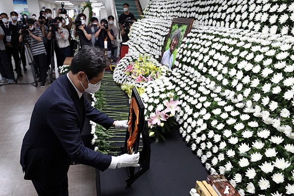 4일 오전 광주 서구 염주체육관에 마련된 김홍빈 대장 분향소에서 황희 문화체육관광부 장관이 체육훈장 ‘청룡장’(1등급)을 제단에 안치하고 있다. 김 대장은 장애인 최초로 세계 7대륙 최고봉과 히말라야 14좌를 완등하고 하산 중 실종됐다. (사진=저작권자(c) 연합뉴스, 무단 전재-재배포 금지)