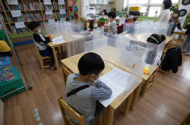 서울의 한 초등학교에서 학생들이 돌봄교실 수업을 듣고 있다. (사진=저작권자(c) 연합뉴스, 무단 전재-재배포 금지)