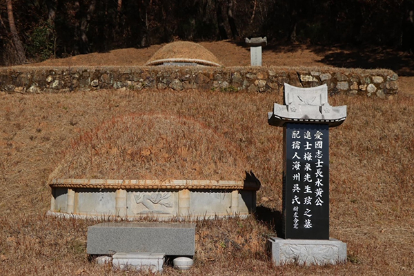 광양시 봉강면 석사리에 있는 매천 황현의 묘소. 그가 태어난 이곳에는 생가와 매천역사공원이 조성되어 있다.