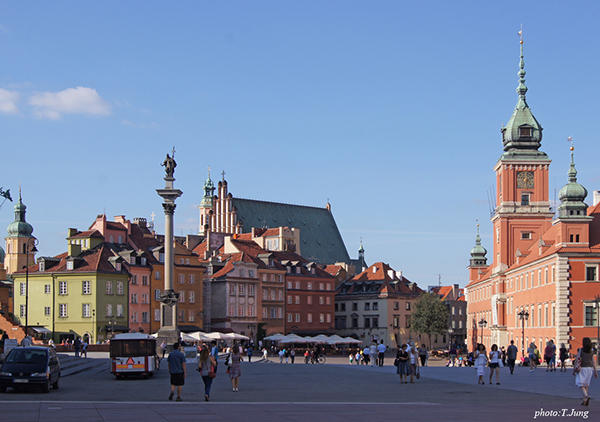 왕궁(오른쪽)이 보이는 바르샤바의 심장. 지붕선 위로 성 요한 대성당(가운데)이 솟아있다.