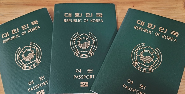 여행갈 때 외에 신분확인 등으로 사용되는 여권.