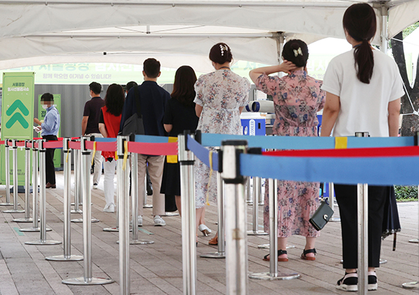 서울광장에 마련된 선별진료소에서 검사를 위해 대기중인 시민들. (사진=저작권자(c) 연합뉴스, 무단 전재-재배포 금지)