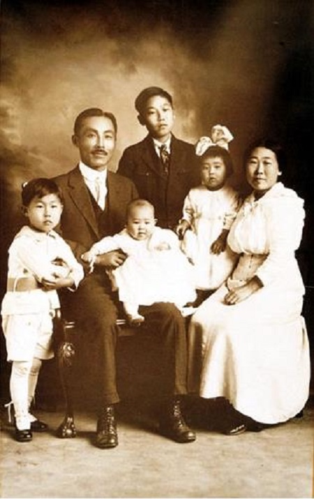 1918년 촬영된 안창호 선생의 가족 사진. 뒷줄 가운데 넥타이를 맨 소년이 안필립 선생이다. 사진 왼쪽부터 안필선, 안창호, 안수라, 안필립, 안수산 선생, 이혜련 여사.