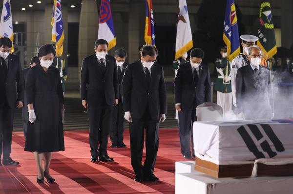 문재인 대통령이 15일 일제강점기 봉오동 전투 승리를 이끈 홍범도 장군의 유해 봉환식이 열린 서울공항에서 홍범도 장군의 유해에 분향하고 묵념하고 있다. (사진=저작권자(c) 연합뉴스, 무단 전재-재배포 금지)