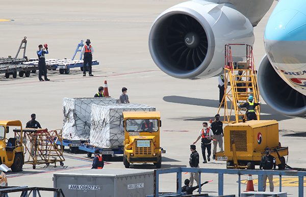 지난 7일 오후 영종도 인천국제공항 화물터미널에서 관계자들이 모더나 백신 130만3000회분을 옮기고 있다. (사진=저작권자(c) 연합뉴스, 무단 전재-재배포 금지)