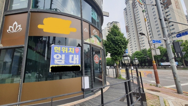 정부가 코로나19로 집합금지·제한조치를 받은 자영업자들이 상가 임대차계약을 중도에 해지할 수 있도록 법 개정을 추진하기로 했다. 사진은 한 상가 창문에 폐업 후 임대를 알리는 현수막이 붙어있는 모습.(사진=정책기자단)