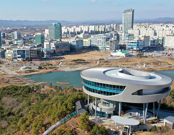 전남 나주시의 빛가람전망대와 광주-전남혁신도시 모습.(사진=저작권자(c) 연합뉴스, 무단 전재-재배포 금지)