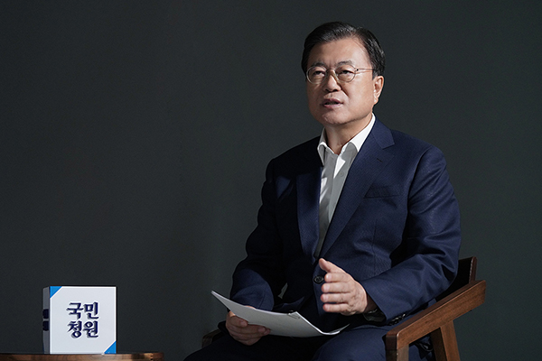 문재인 대통령이 19일 청와대에서 ‘국민청원’ 도입 4주년을 맞아 국민청원에 직접 답변하고 있다. (사진=청와대)