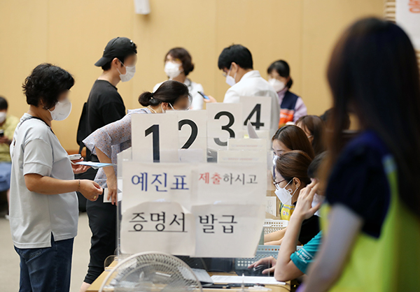 20일 오전 서울 양천구 예방접종센터에서 시민들이 백신 접종 뒤 증명서를 발급받고 있다. (사진=저작권자(c) 연합뉴스, 무단 전재-재배포 금지)