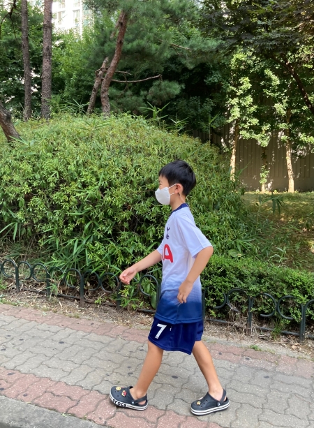 새로 산 축구복을 입고 학교에가 얼른 다시 친구들을 만나고 싶다는 아이.