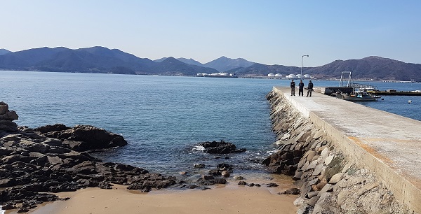 경남 남해와 전남 여수 바닷길을 최단 거리로 연결할 수 있는 남해군 서면 작장리 상남항과 바다 건너 여수시 삼일동이 한눈에 보인다. (사진=저작권자(c) 연합뉴스, 무단 전재-재배포 금지)