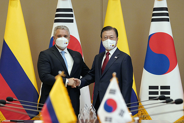 문재인 대통령과 이반 두케 마르케스 콜롬비아 대통령이 25일 청와대에서 열린 한-콜롬비아 정상회담에 앞서 기념촬영을 하며 악수하고 있다. (사진=청와대)