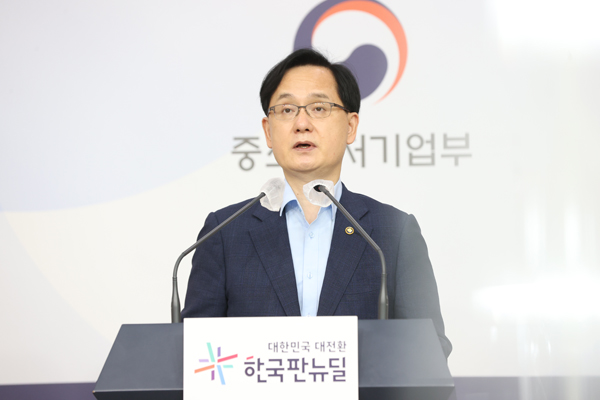 강성천 중기부 차관이 26일 오후 정부서울청사 별관 브리핑룸에서 ‘글로벌 4대 벤처강국 도약을 위한 벤처 보완 대책 브리핑’을 하고 있다.(사진=중소벤처기업부)