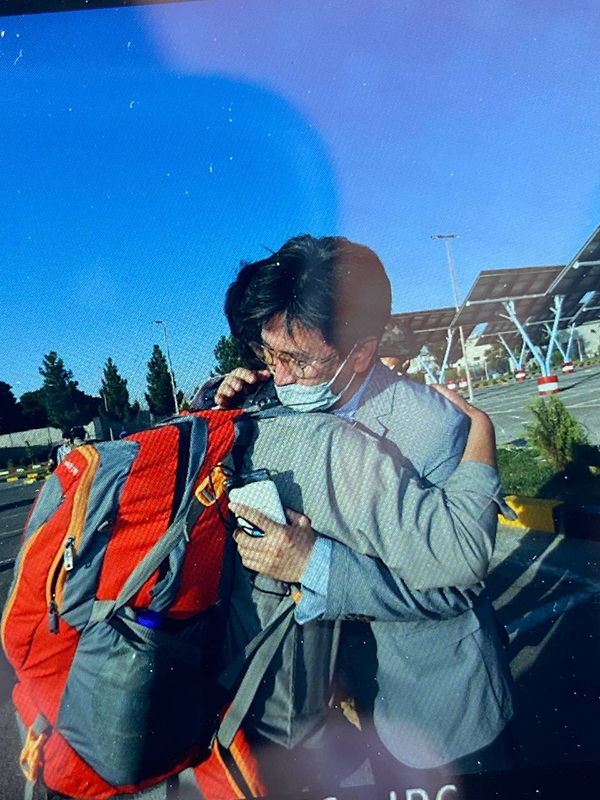 한국 정부와 협력한 아프가니스탄인 국내 이송작전을 위해 카불로 복귀한 김일응 주아프가니스탄 한국 대사관 공사참사관이 함께 일한 아프간인 대사관 직원을 다시 만나 포옹하고 있다. (사진=외교부)