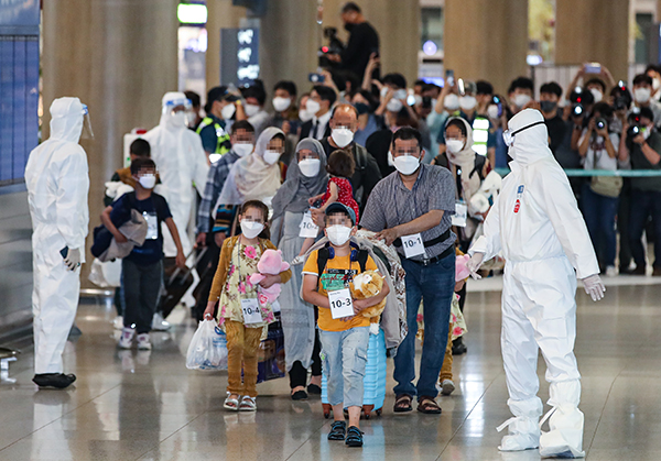 과거 한국을 도왔던 아프가니스탄 협력자와 그 가족들이 26일 오후 우리 공군 다목적 공중급유 수송기를 이용해 인천공항에 도착한 뒤 임시 방역 시설로 가기 위해 버스로 이동하고 있다. (사진=저작권자(c) 연합뉴스, 무단 전재-재배포 금지)
