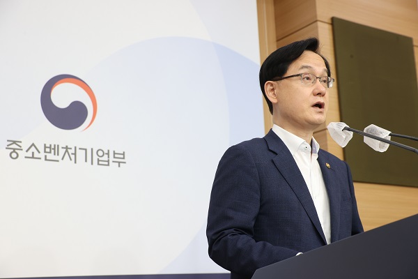 30일 정부서울청사 브리핑룸에서 강성천 중기부 차관이 희망회복자금 2차 신속지급 개시 브리핑을 하고 있다.(사진=중소벤처기업부)